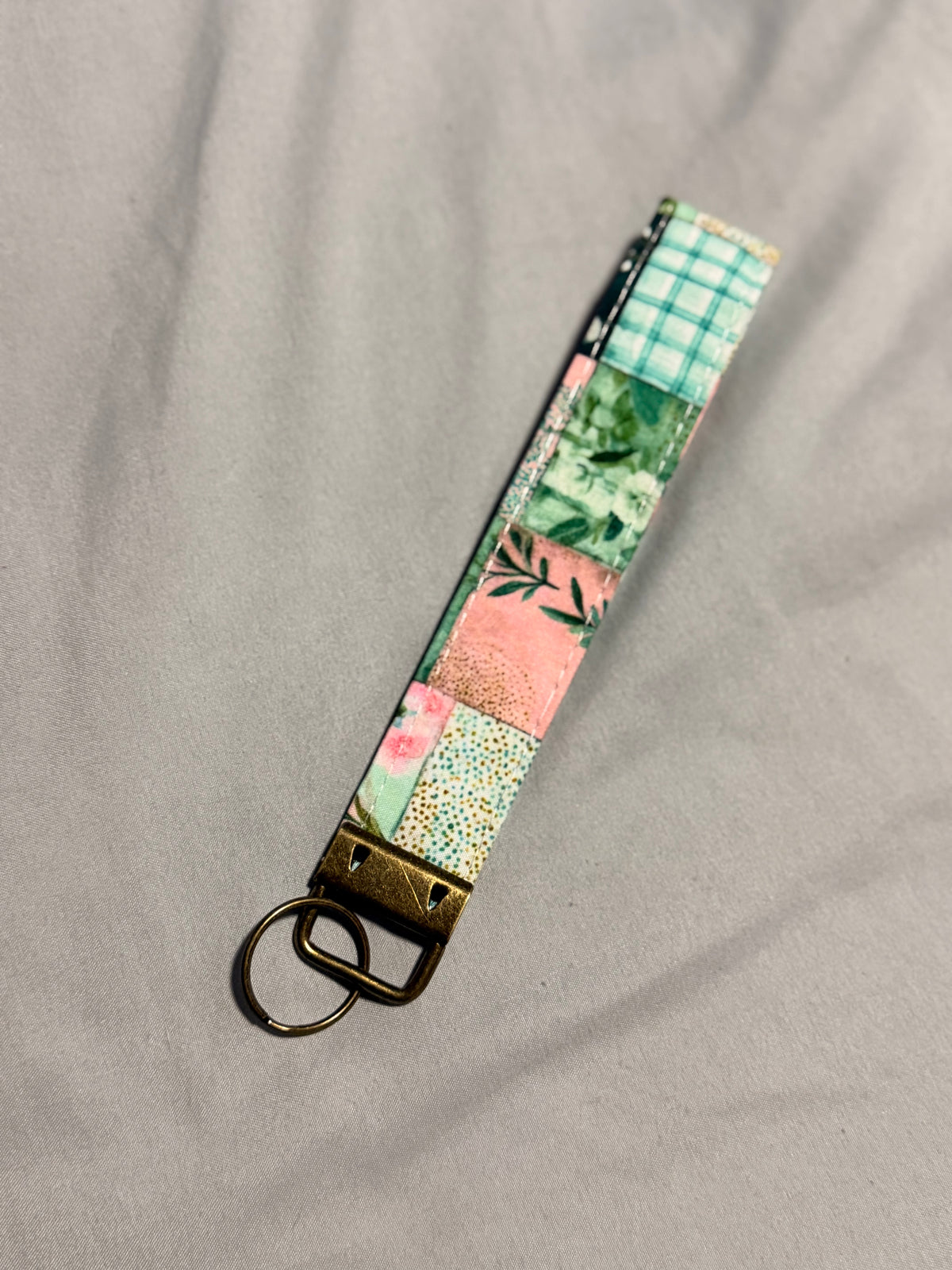 πΈ Cottage Patchwork Wristlet