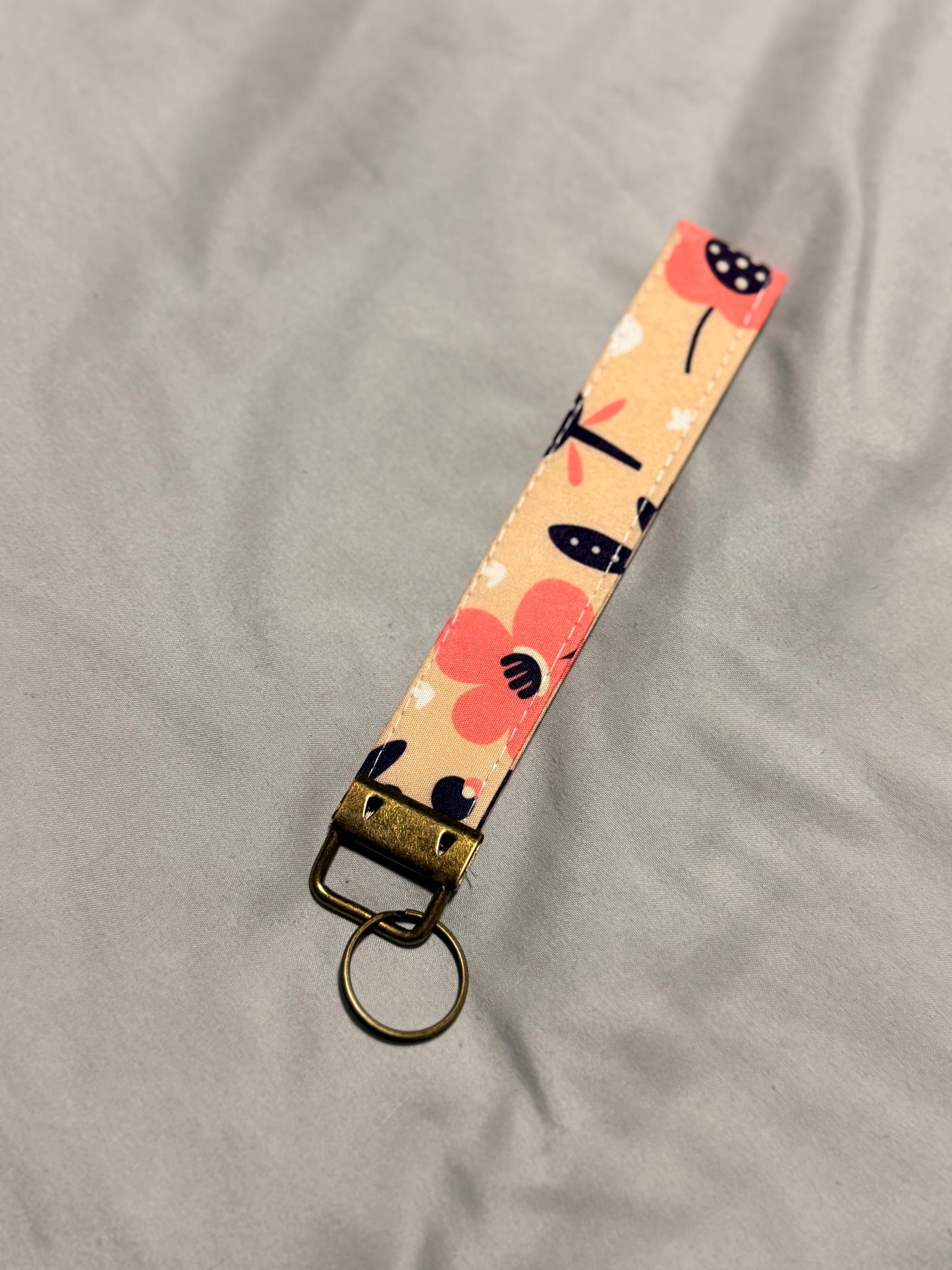 πΊ Peachy Bloom Wristlet