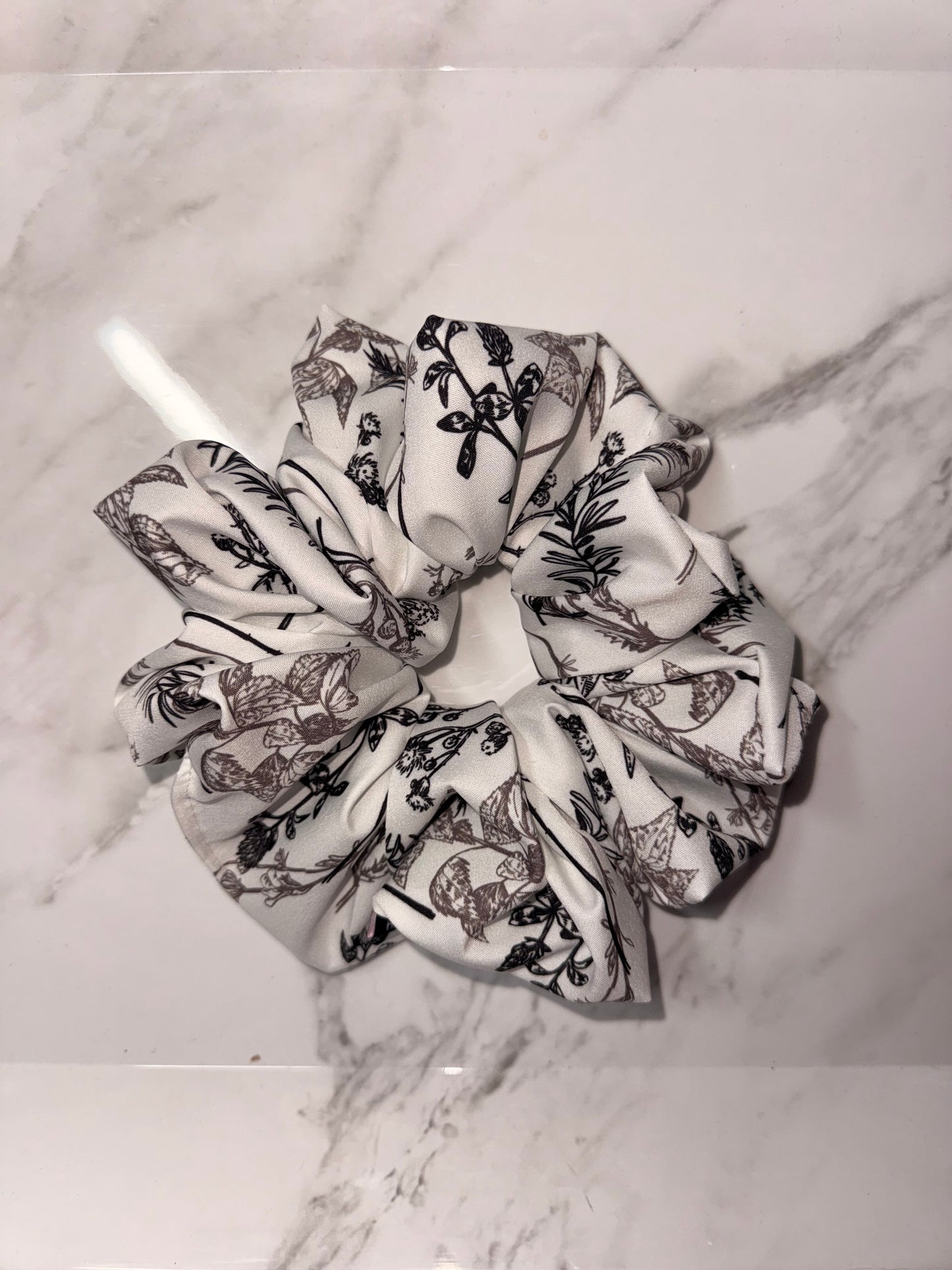 GENESIS XL SCRUNCHIE 🤍🖤🌿
