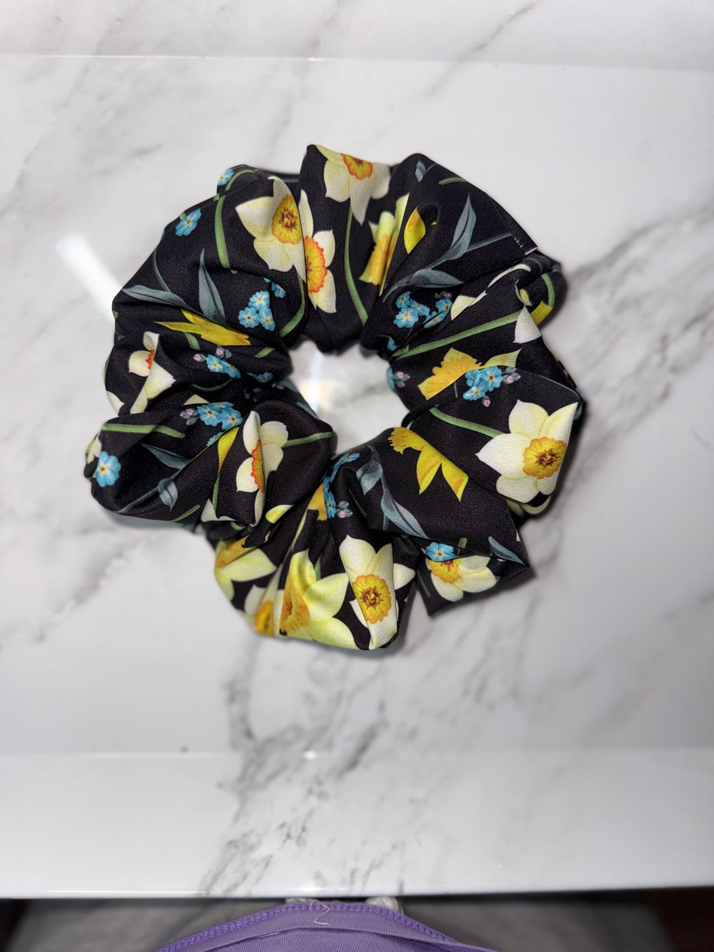 MEGAN XL SCRUNCHIE 🌼🖤