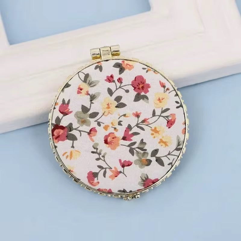 🤍🌼 Ivory Blossom Compact Mirror🌼🤍